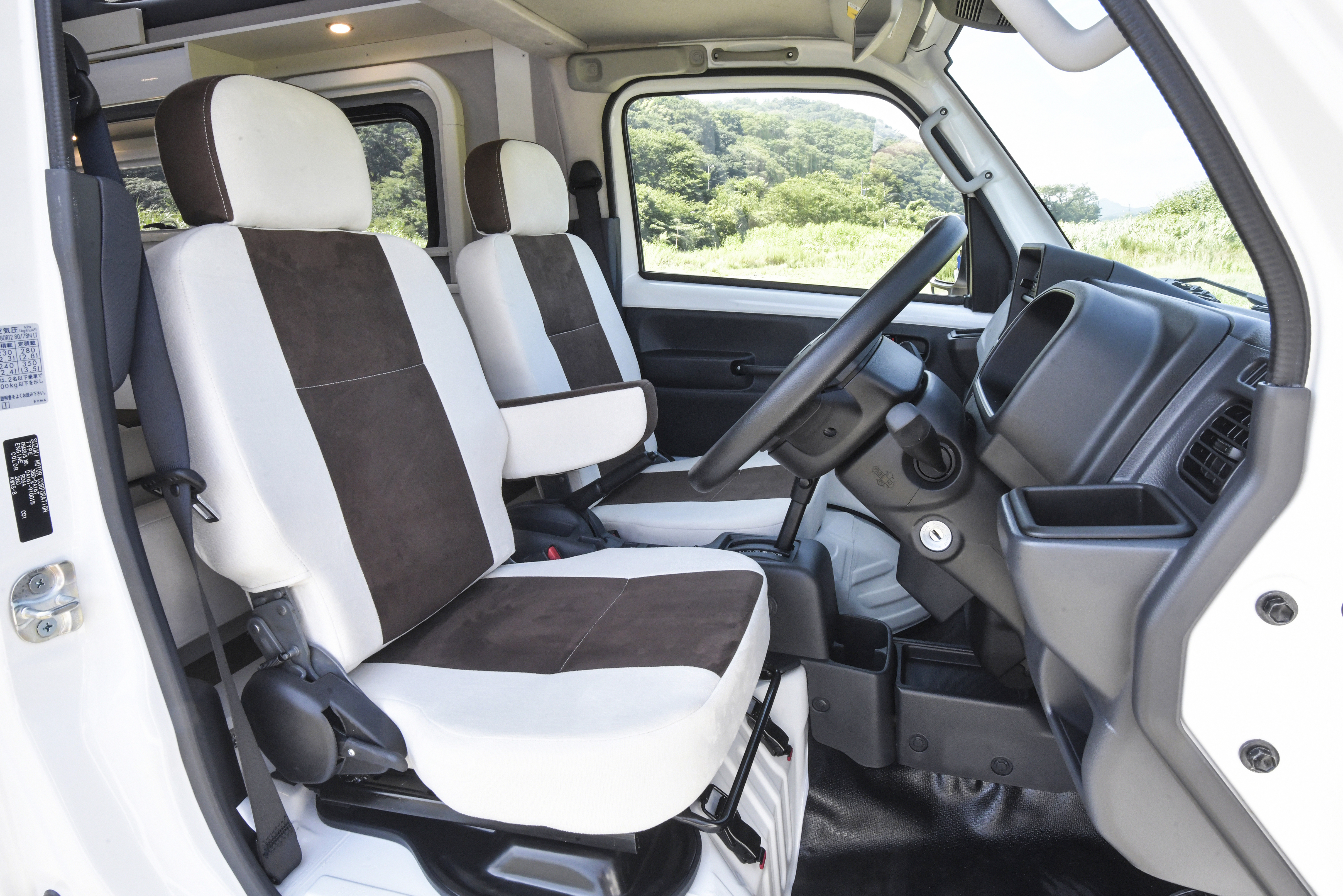 キャンパージャストの運転席